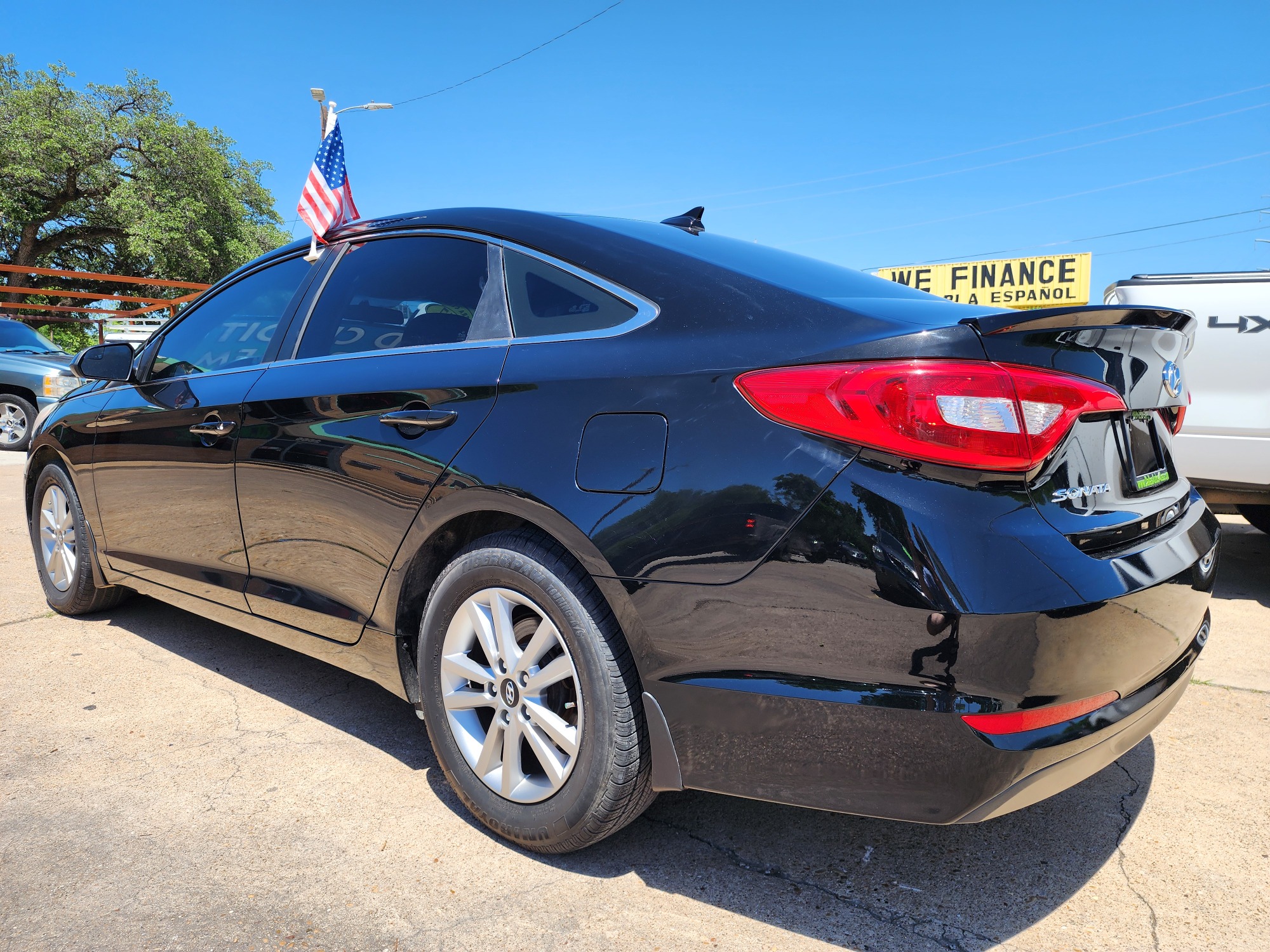 2015 BLACK Hyundai Sonata SE (5NPE24AF7FH) , AUTO transmission, located at 2660 S.Garland Avenue, Garland, TX, 75041, (469) 298-3118, 32.885387, -96.656776 - Photo #5